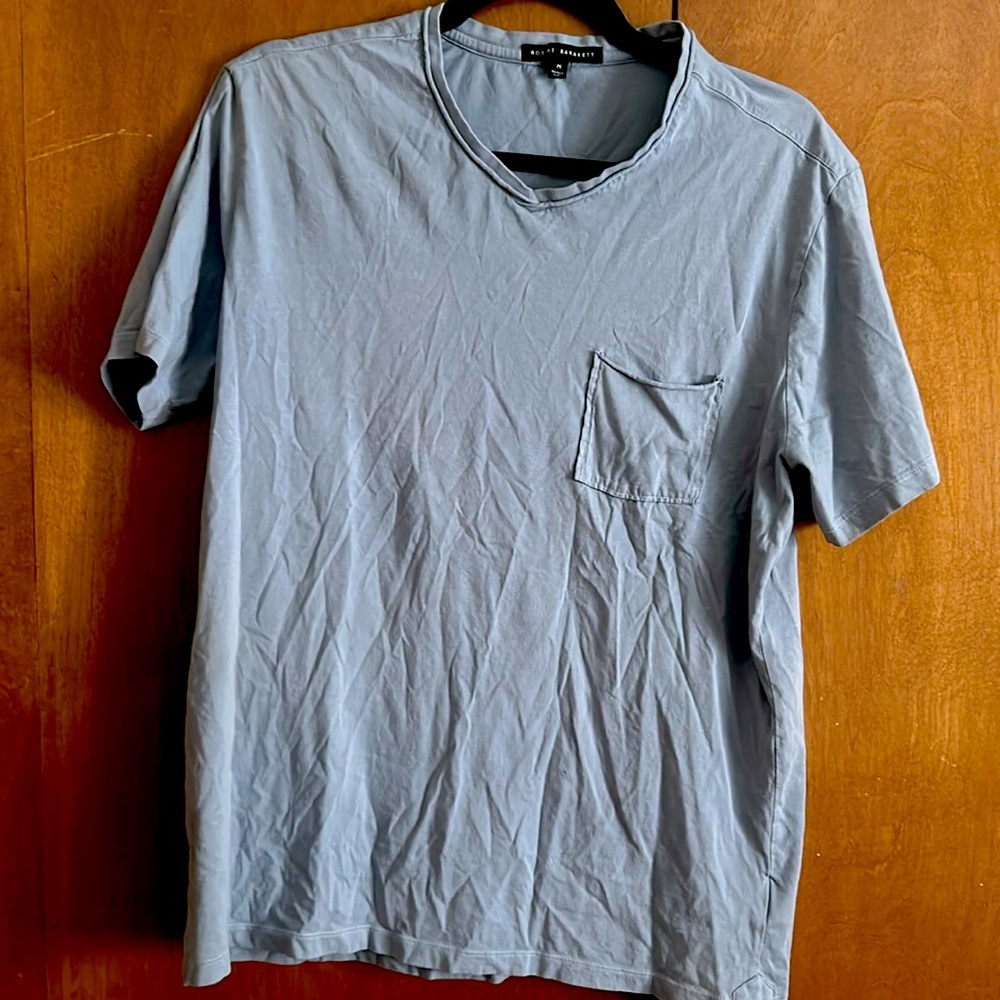 Robert Barakett T-shirt v neck in men's medium